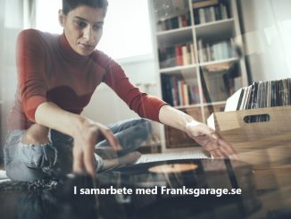 Kvinna som lyssnar på vinylskivor vid en skivspelare