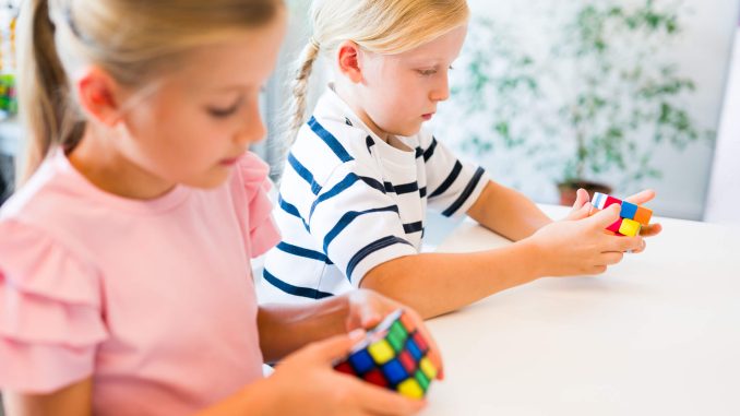 rubikskub Rubiks kub – ett färgglatt huvudbry